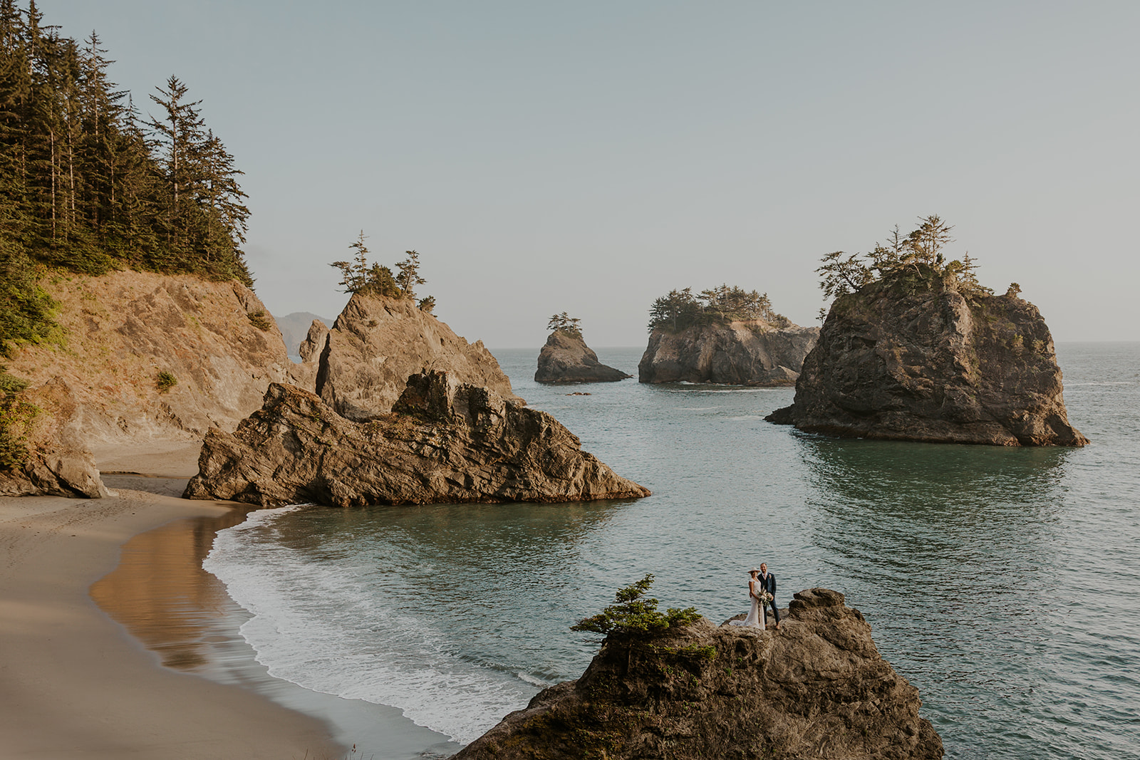 Oregon Coast couple by Venturing Vows
