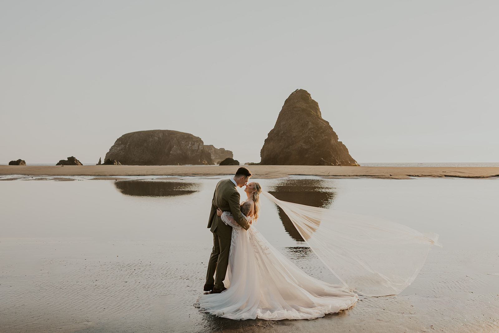 Oregon Coast couple by Venturing Vows