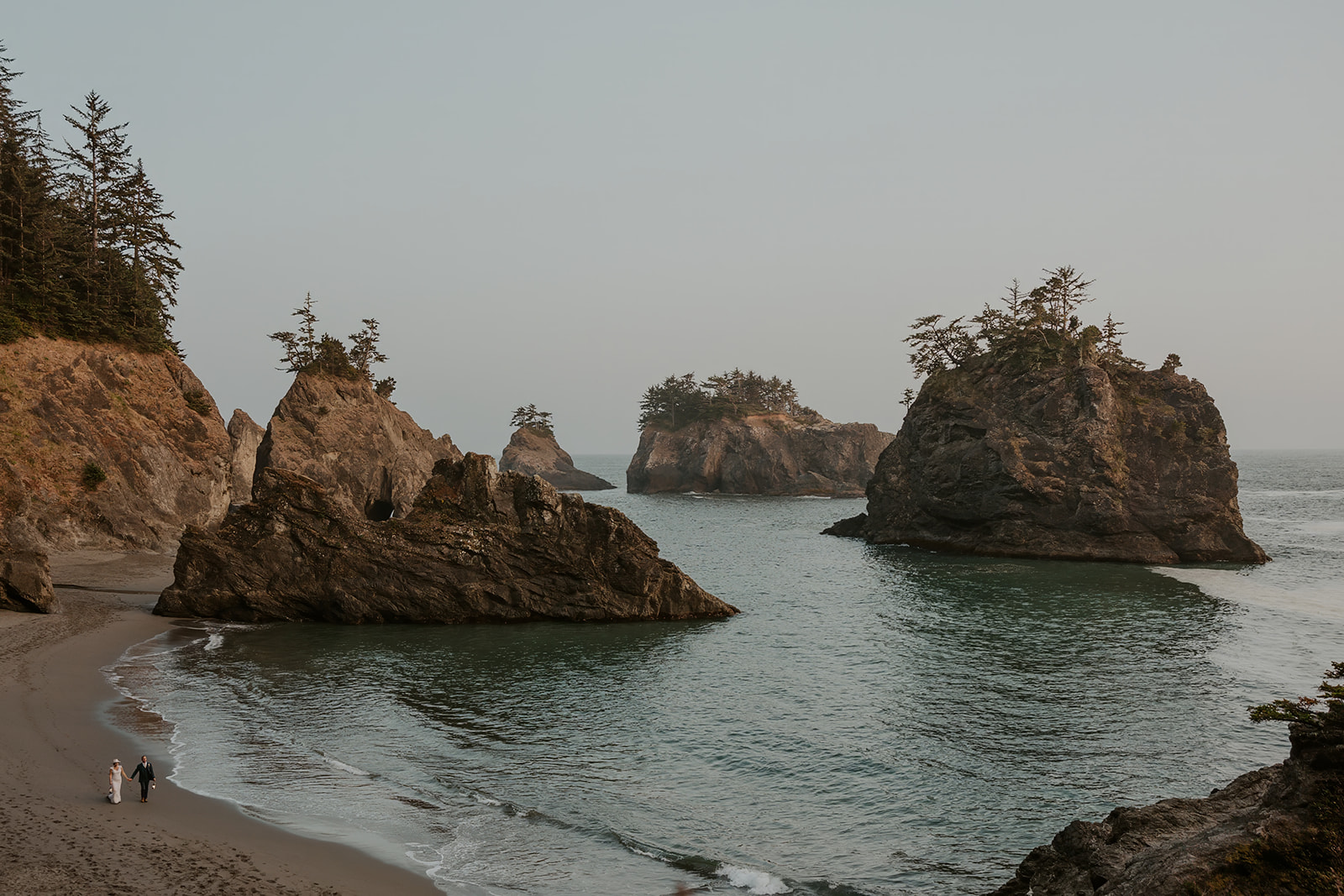Oregon Coast couple by Venturing Vows